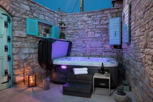 Fotografia z galérie ubytovania PoIai Stonehouse with Jacuzzi v destinácii Peroj