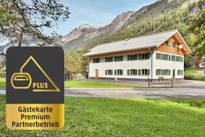 ein Gebäude mit einem Schild davor in der Unterkunft Arlberg Öko Ferienwohnungen in Innerbraz