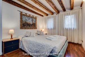 - une chambre avec un lit et une photo sur le mur dans l'établissement Ca' Francesco, à Venise