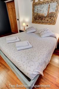 - un grand lit avec 2 serviettes dans l'établissement Ca' Francesco, à Venise