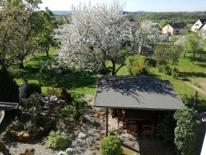 Luftaufnahme eines Hauses mit Garten in der Unterkunft FeWo Thul in Plein
