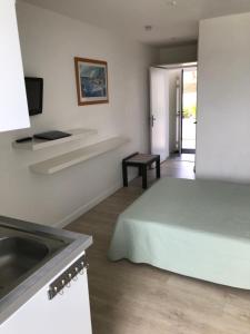 Ένα ή περισσότερα κρεβάτια σε δωμάτιο στο BELLE VUE MER STUDIO PISCINE +12 φωτογραφίες