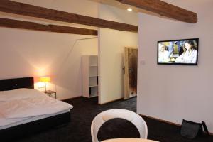 sypialnia z łóżkiem i telewizorem na ścianie w obiekcie Appartements Bad Birnbach w mieście Bad Birnbach