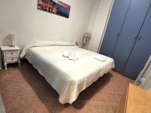 sypialnia z łóżkiem z dwoma ręcznikami w obiekcie Residence La Lanterna w Genui