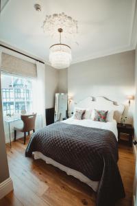 Llit o llits en una habitació de ch1 boutique stays - queen suite