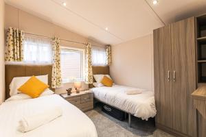 Gallery image of Honeysuckle Lodge with Hot Tub in York