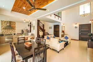cocina y sala de estar con mesa y sillas en Ochre Villa- Luxury property in Assagaon / Vagator, en Vagator