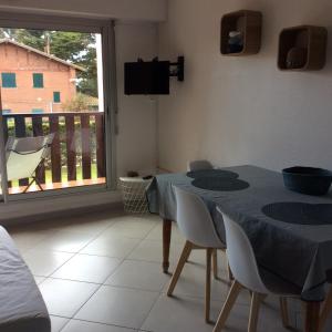 Et tv og/eller underholdning på Appartement La Baule;Pornichet + 5 billeder