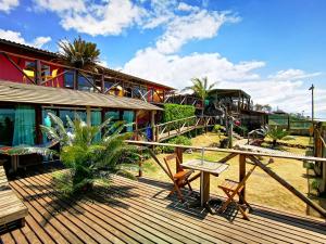 una terraza con sillas y una mesa en un edificio en Pousada La Luna - Frente Mar, en Barra Velha