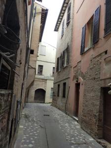an empty alley in an alley between two buildings at traivicolidifoligno in Foligno +77 photos