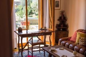 a living room with a table and a couch at Il Rifugio di Amelia in Arezzo