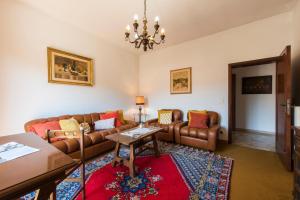 a living room with a couch and a table at Il Rifugio di Amelia in Arezzo
