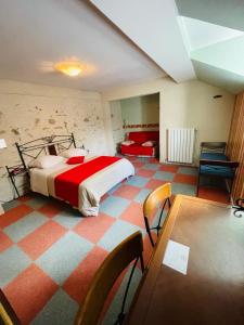 ラ・ストゥレーヌにあるA La Porte Saint Jeanのベッドルーム1室(ベッド1台、テーブル、椅子付)