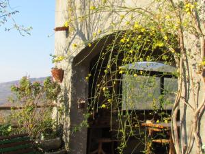 un edificio con una ventana con una valla en Casa Marta&Gino en Carbuta