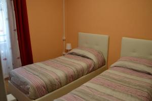 2 Betten nebeneinander in einem Zimmer in der Unterkunft Casa Yoghi in Cadenazzo