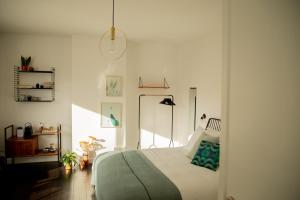 梅赫伦huisalfons的一间卧室配有一张床和吊灯