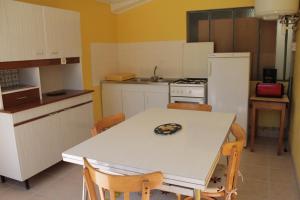 O bucătărie sau chicinetă la Hôtel Ladagnous