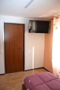 TV a/nebo společenská místnost v ubytování Casa Yoghi