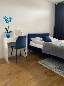 um quarto com uma cama, uma secretária e uma cadeira em Apartament Wiczlino em Gdynia