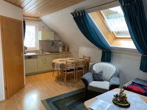 een woonkamer met een tafel en een keuken bij Ferienhaus Barbara in Masserberg