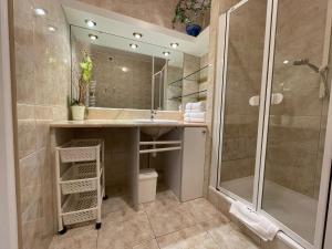 Ένα μπάνιο στο Wolin-Travel Apartamenty Statek z widokiem na morze +194 φωτογραφίες