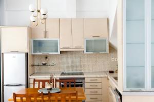 A kitchen or kitchenette at Casa bianca μεζονέτα με θέα στη θάλασσα