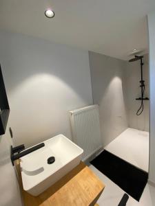 La salle de bains est pourvue d'un lavabo blanc. dans l'établissement Damse Paveljoentje comfort en uitzicht in Damme, à Damme