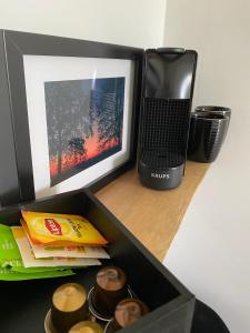 Příslušenství pro přípravu čaje a kávy v ubytování Damse Paveljoentje comfort en uitzicht in Damme