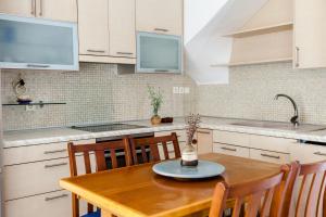 A kitchen or kitchenette at Casa bianca μεζονέτα με θέα στη θάλασσα