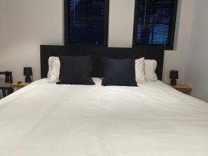 Postel nebo postele na pokoji v ubytování Damse Paveljoentje comfort en uitzicht in Damme