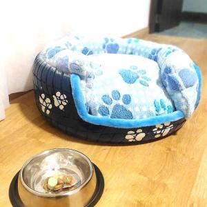 uma cama de cão com uma tigela de comida numa mesa em Nogal Suite Hotel em Pasto