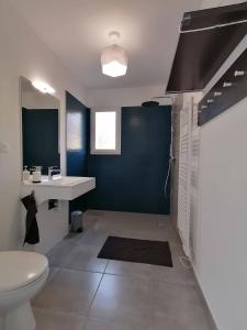 PlaisiansにあるLes Villas Dorées - Villa Soleil face au Mont Ventouxの白いトイレと洗面台のあるバスルーム