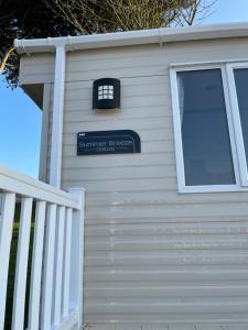 Una puerta de garaje con un cartel. en Newquay Bay Resort - SummerBreeze PV54, en Newquay Bay Resort