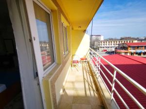 d'un balcon avec une chaise et une fenêtre. dans l'établissement Hotel Berlin, à Eforie Nord