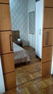 1 dormitorio con 1 cama y suelo de madera en Copacabana Flat, en Río de Janeiro