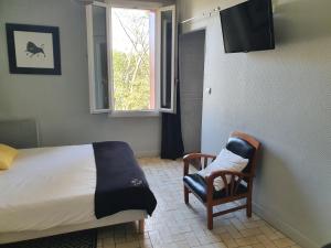 ein Schlafzimmer mit einem Bett, einem Stuhl und einem Fenster in der Unterkunft Le Bistrot Vinaigrette in Prades-le-Lez