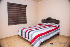 Un pat sau paturi într-o cameră la Casa Costa Diamante F27