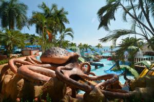 Azul Ixtapa All Inclusive Resort في اكستابا: تمثال الاخطبوط امام مسبح في منتجع