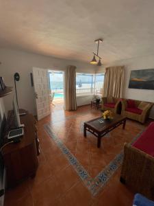 salon z widokiem na ocean w obiekcie Villa Caleton w Puerto del Carmen