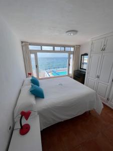 sypialnia z łóżkiem i widokiem na ocean w obiekcie Villa Caleton w Puerto del Carmen +29 zdjęć