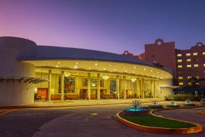 um grande edifício com luzes em cima em Azul Ixtapa All Inclusive Resort em Ixtapa