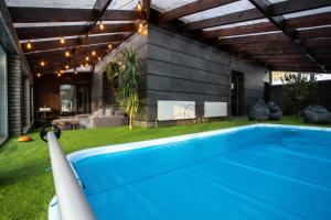 una piscina en el patio de una casa en Apart-hotel Vershina, en Yaremche
