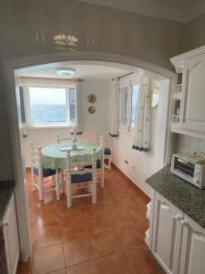 kuchnia i jadalnia ze stołem i krzesłami w obiekcie Villa Caleton w Puerto del Carmen