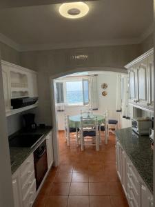 Kuchnia lub aneks kuchenny w obiekcie Villa Caleton