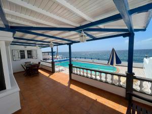 balkon z basenem i oceanem w obiekcie Villa Caleton w Puerto del Carmen