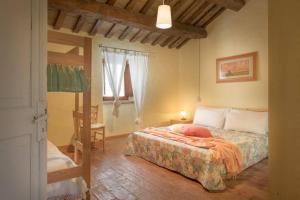ein Schlafzimmer mit einem Bett und einem Etagenbett mit einer Leiter in der Unterkunft La Casina Rossa in Borgo Pace