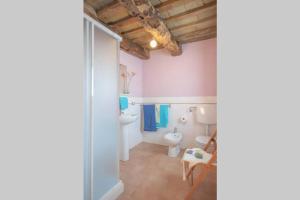 ein Bad mit einem WC und einem Waschbecken in der Unterkunft La Casina Rossa in Borgo Pace