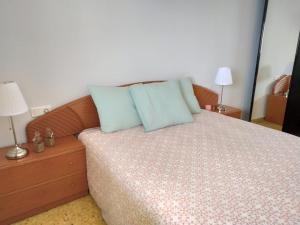Postel nebo postele na pokoji v ubytování Les Delícies - Ático en primera línea de mar