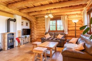 A seating area at Apartmány Srub Výtoňka Lipno