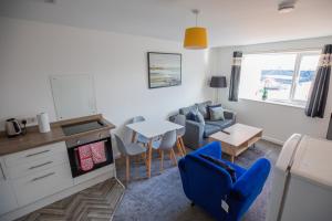 cocina y sala de estar con mesa y sillas en Sigma Executive Apartment 6 en North Shields